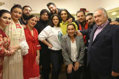 Rosalía, centro, posa con los propietarios del Tablao Flamenco y con los artistas de la actuación del pasado miércoles.
