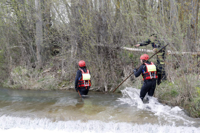 Dos de los bomberos que participaron en la búsqueda del hombre en el río. MARCIANO PÉREZ