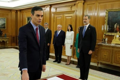 El presidente del gobierno Pedro Sánchez (i), promete ante el rey Felipe VI (d), su cargo de presidente de Gobierno, esta mañana en el Palacio de la Zarzuela. JUAN CARLOS HIDALGO