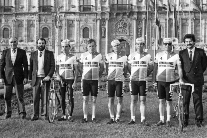 Máximo Barrientos, primero por la derecha, impulsó el ciclismo. DL
