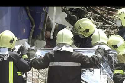 Las fuerzas de seguridad buscan entre los hierros ennegrecidos los cuerpos sin vida de los pasajeros.