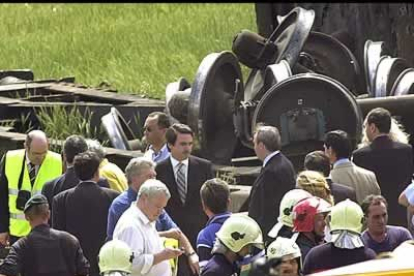 El presidente del Gobierno llegó en helicóptero al lugar del accidente y pudo comprobar en persona el dantesco estado de los vagones de tren.