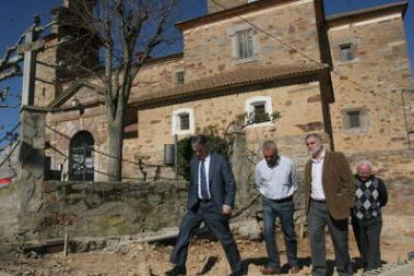 -encargada de los trabajos-, por el alcalde de Villarejo y por el concejal de Obras del Ayuntamiento