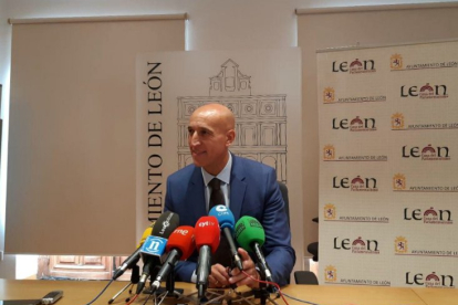 José Antonio Diez, alcalde de León, en la rueda de prensa. DL