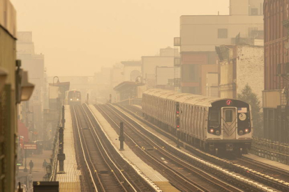 El humo del incendio invade el área de Nueva York, convirtiendo el aire en el de peor calidad del mundo en este momento. SARAH YENESEL