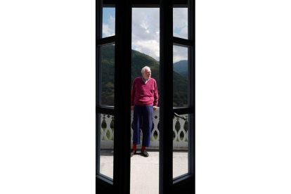 Eduardo Arroyo en su casa de Robles; derecha, homenaje a sus moscas realizado por niños de Laciana. JESÚS F. SALVADORES / DL