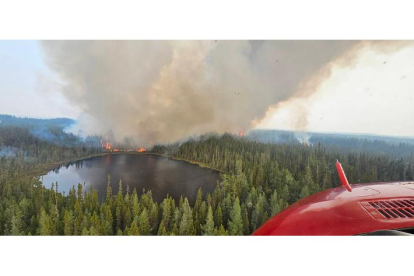 Fotografía cedida por el Gobierno de Ontario que muestra un incendio forestal, en Ontario (Canadá). GOBIERNO DE ONTARIO