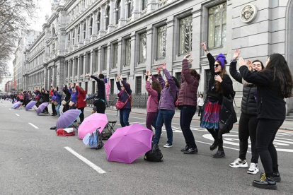 Participantes en la cadena feminista del año pasado en Madrid. FERNANDO VILLAR