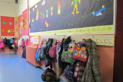 Pasillo de la etapa de Infantil de un colegio con las chaquetas de los pequeños. DL