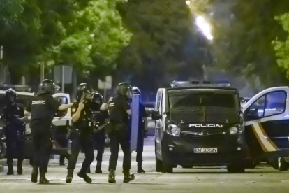 Policías nacionales durante una intervención en Sevilla. RAÚL CARO