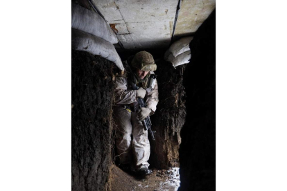 Imagen de un soldado ucraniano en un puesto de Donesk, en la frontera con Rusia. STAS KOZLYUK