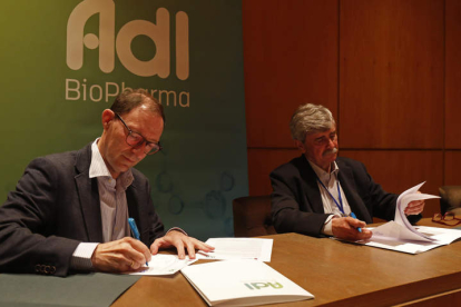 Ignacio Urbelz y Juan Francisco García Marín firman el convenio para la transferencia del conocimiento y la captación de talento. FERNANDO OTERO