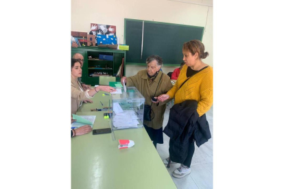 Carmen Costilla, de 103 años, vota en La Pola. DL