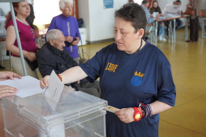 Isabel Gutiérrez, usuaria de Asprona, vota acompañada de una asistente personal. J. NOTARIO