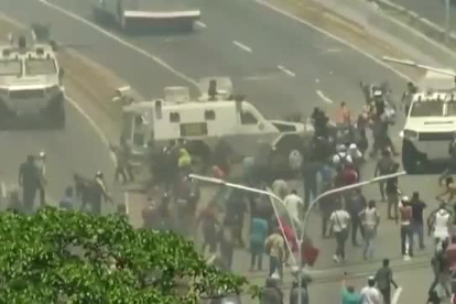 Una tanqueta del ejército de Maduro, arrolla a varios manifestantes.