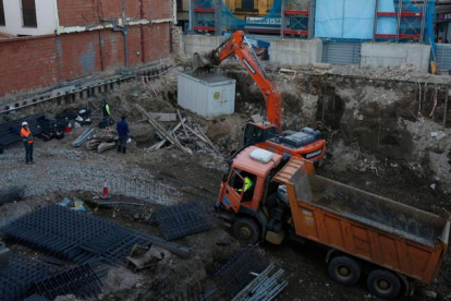 Las obras tan sólo tienen permiso para los muros perimetrales y con cautelas arqueológicas para la excavación. FERNANDO OTERO