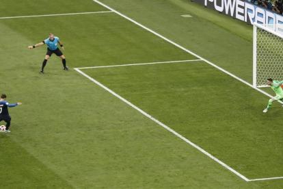 Griezmann anota el 2-1 de Francia en el lanzamiento de penalti ante Croacia en Moscú.