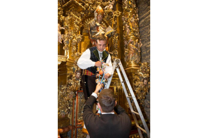 Colocación de la cuelga a San Froilán en el santuario de La Virgen del Camino, una tradición leones, que se cumple cada 5 de octubre, y es que no hay santo en León si no hay cuelga. MARCIANO PËREZ