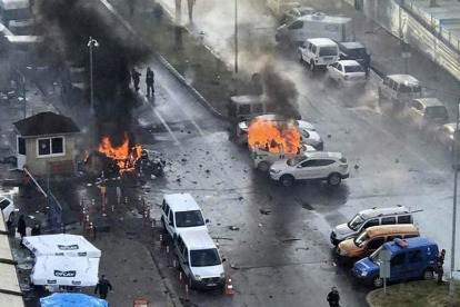 Varios vehículos en llamas tras explotar un coche bomba frente al Palacio de Justicia de Esmirna. EFE