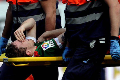 Iker Muniain es retirado en camilla tras lesionarse de gravedad ante el Sevilla en el Sánchez Pizjuan.