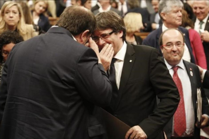 Carles Puigdemont y Oriol Junqueras conversan en el hemiciclo del Parlament.