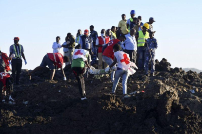 Trabajos de rescate por el accidente aéreo en Etiopía.