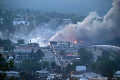 Una columna de humo procedente del tren se eleva sobre la población de Lac-Mégantic, el sábado.