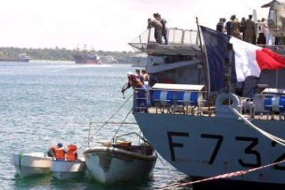Oficiales de la marina francesa a bordo de la fragata «MV Nivose» observan a tres presun