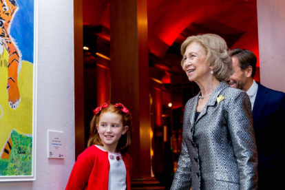 La reina Sofía contempla la pintura 'La amistad' junto a su autora, la niña leonesa de nueve años Alba Lorenzo Ferreira. DL