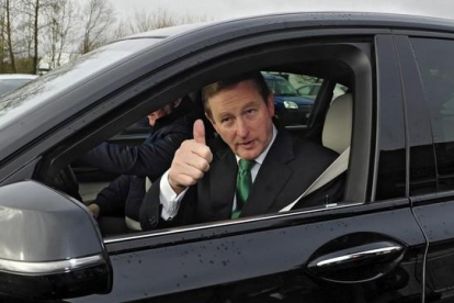 El primer ministro irlandés Enda Kenny, saluda trasvotar en un colegio electoral en Castlebar, Irlanda.