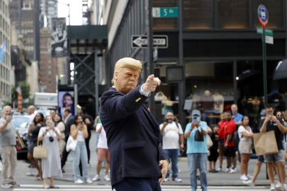 Un hombre con una máscara posa en la Quinta Avenida frente a la torre Trump en Nueva York. JASON SZENES