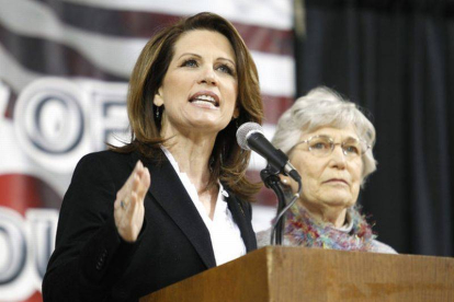 Michele Bachmann, en el caucus de Iowa, junto a su madre.