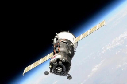 El androide ruso "Fiódor" entra en la estación espacial tras el acoplamiento de la Soyuz