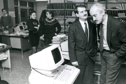 Carrión enseña la redacción del Diario en diciembre de 1990 al ministro Luis Martínez Noval. dl