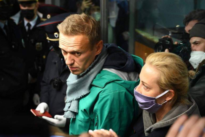 Navalni y su esposa, en el momento de su detención en Moscú. RE