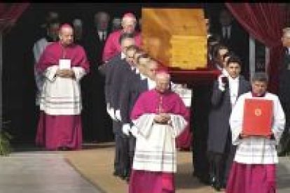 El funeral comenzó a las diez y dos minutos de la mañana.