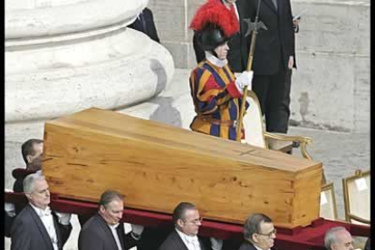 El cuerpo del Papa fue trasladado a un ataúd de madera de cedro con su cara cubierta con un velo blanco de seda.