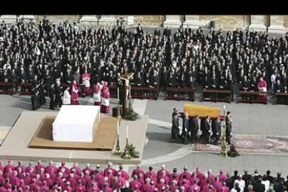 Pocos momentos después comenzó la misa celebrada por el decano del Colegio Cardenalicio, Joseph Ratzinger, prefecto para la Congregación de la Doctrina de la Fe.