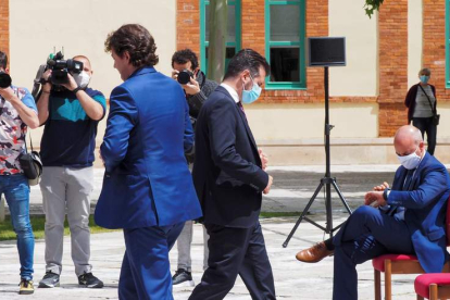 Alfonso Fernández Mañueco se cruza con el portavoz del PSOE, Luis Tudanca, en la firma del Pacto de Comunidad. R. GARCÍA