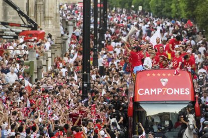 Los jugadores del Sevilla FC en la celebración del triunfo en la Liga Europa, el pasado mes de mayo . EFE/ RAÚL CARO.