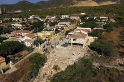Los Mossos d'Esquadra se llevan bolsas con objetos de la casa donde se produjo la explosión el miércoles en Alcanar (Tarragona).