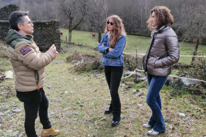 La delegada territorial Ester Muñoz visita Candín. DL