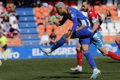 Ésta fue la mejor ocasión de la Deportiva, a cargo de Derik Lacerda, pero Óscar Whalley se la sacó con los pies. L. DE LA MATA