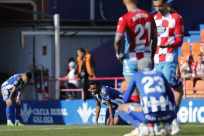 Desolación y frustración en los jugadores de la Deportiva al acabar el partido por el empate sumado, que es a todas luces insuficiente para lo que necesita el equipo. L. DE LA MATA