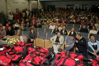 Los bomberos que conforman los ochenta equipos fueron recibidos en el Ayuntamiento de León