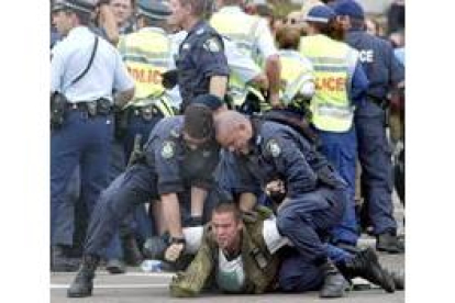 La policía detuvo en Sidney a varios manifestantes antiglobalización durante la reunión de la OMC