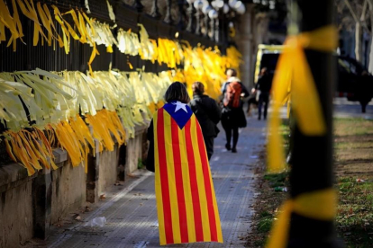Manifestantes independentistas colocan lazos amarillos en la Ciutadella.