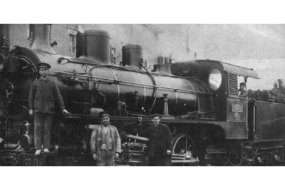 Locomotora «Euzkadi», fotografiada junto a los talleres de Durango en el verano de 1914. ARCHIVO MUSEO VASCO DEL FEROCARRIL