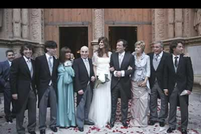 Raúl y Jorge Quijano, su madre, Manolo Quijano, los novios, los padres de la novia y Óscar Quijano, tras el enlace en la catedral