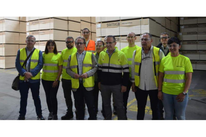Imagen de los representantes de UGT y de Garnica en su visita a la fábrica de Valencia de Don Juan. MEDINA